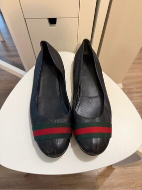 Gucci Guccisima Black Leather Flats with Red and Green Web Stripe